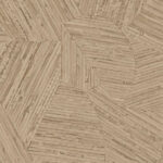 Beige Arte-behang uit de Lanai Mauna 81518 collectie met een geometrisch patroon van houtstructuur en schuine lijnen.