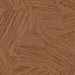 Close-up van het Arte behang Lanai Mauna 81519 met een geometrisch patroon in warme, roodbruine tinten.