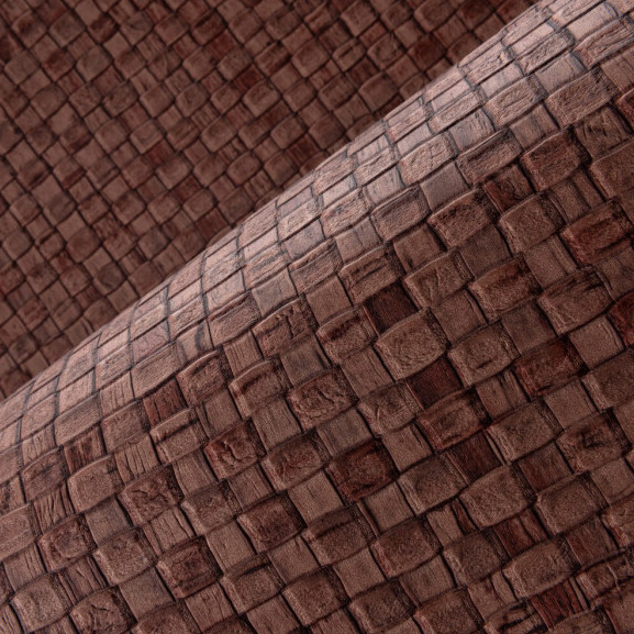 Detail van Arte behang Lanai Puna 81540 met een rijk textuurpatroon in warme bruintinten en gevlochten houtlook.