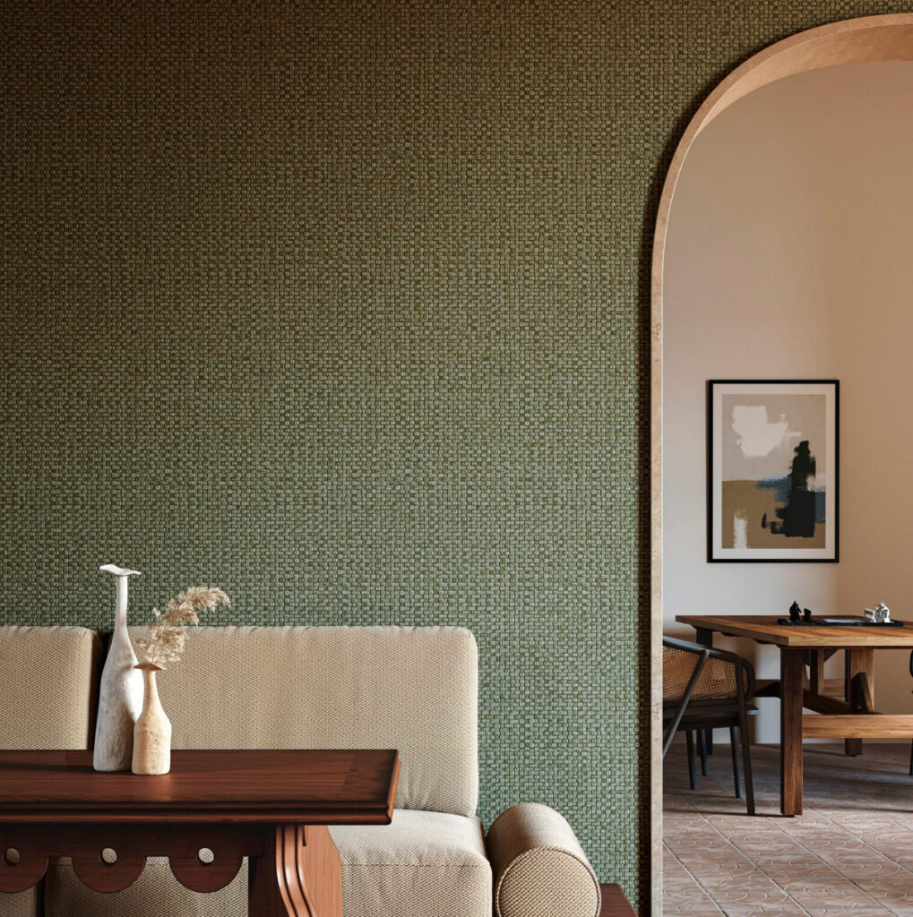 Sfeervolle woonkamer met Arte behang Lanai Puna 81544 in groentint, beige bank en houten accenten.
