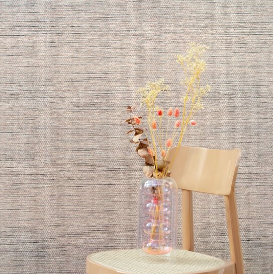 Vaas met gedroogde bloemen op een houten stoel tegen Arte-behang Le Papier Tissé Buningh.