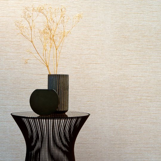 Zwarte metalen bijzettafel met twee moderne vazen en droogbloemen tegen Arte-behang Le Papier Tissé.