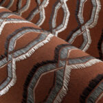 Detail van het Arte-behang Le Couturier Franges 58524 met een geometrisch patroon en franjes op een bruine achtergrond.