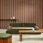 Stijlvolle woonkamer met Arte-behang Le Couturier Franges 58524 in aardetinten, een groene fluwelen bank en houten meubels.