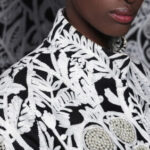 Detail van een model voor een zwart-wit Arte Le Couturier La Perle behang met rijk geborduurd patroon en pareldecoratie.