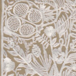 Beige Arte-behang La Perle 58535 met wit borduursel van bloemen, bladeren en opengesneden granaatappels.