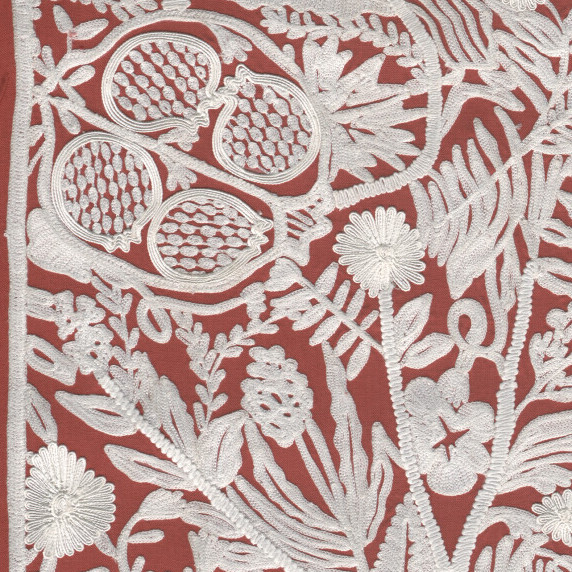 Gedetailleerd wit botanisch en granaatappel-patroon op een terracotta achtergrond van het Arte-behang Le Couturier La Perle.