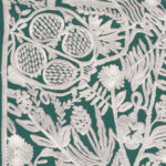 Geborduurd Arte-behang uit de Le Couturier La Perle-collectie met botanisch patroon en granaatappels op een groene achtergrond.