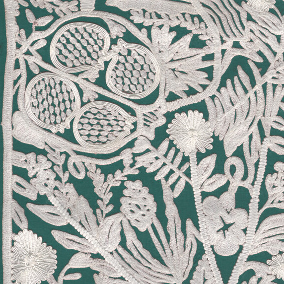 Geborduurd Arte-behang uit de Le Couturier La Perle-collectie met botanisch patroon en granaatappels op een groene achtergrond.