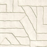 Lichtbeige Arte-behang uit de Le Couturier-collectie met abstract patroon van reliëflijnen in het ontwerp La Dérive.