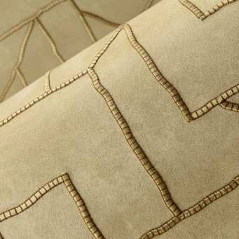 Detail van Arte behang Le Couturier La Dérive 58501 met een verfijnd patroon in reliëf op een zandkleurige achtergrond.