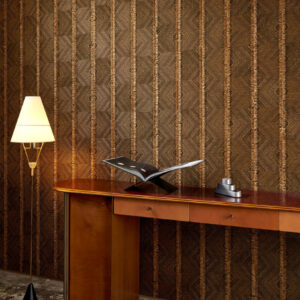 Sfeervolle interieurhoek met Arte-behang Majesto 58510, houten console, designlamp en open tijdschrift.