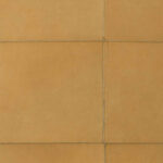 Beige Arte-behang uit de Les Cuirs collectie met een leren tegelstructuur en zichtbare stiknaden.