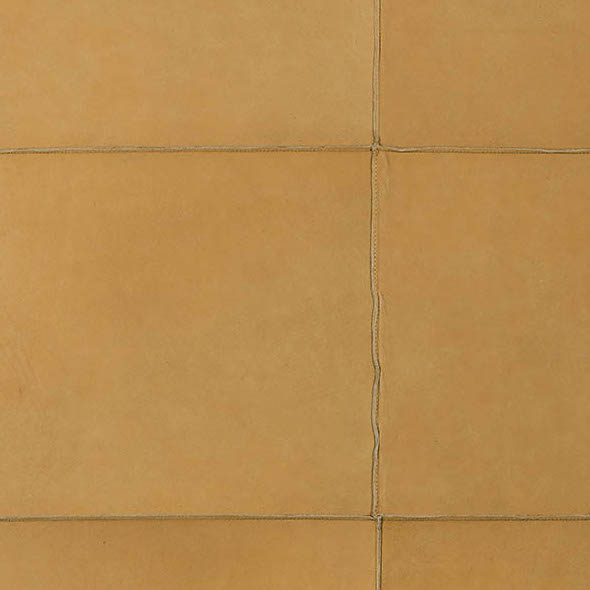 Beige Arte-behang uit de Les Cuirs collectie met een leren tegelstructuur en zichtbare stiknaden.