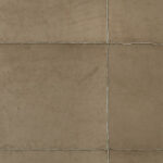 Beige Arte Les Cuirs Aspect 33544 behang met leerachtige textuur en zichtbare stikranden.