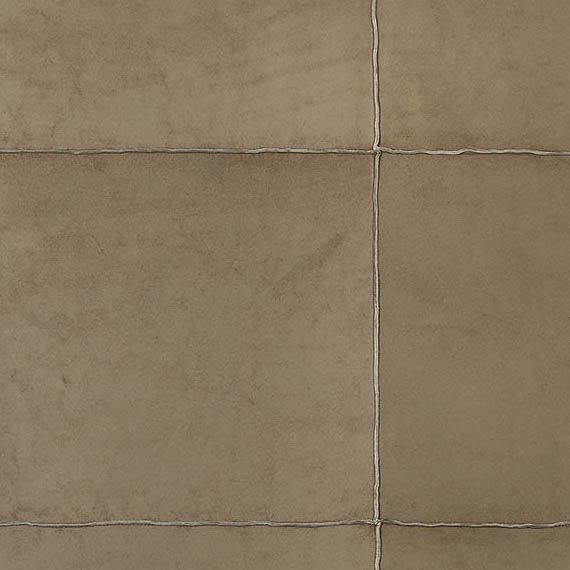 Beige Arte Les Cuirs Aspect 33544 behang met leerachtige textuur en zichtbare stikranden.