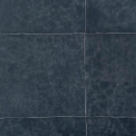 Donkerblauw Arte-behang Les Cuirs Aspect 33549 met een lederlook en zichtbare stiknaden in een tegelpatroon.