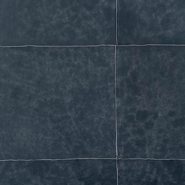 Donkerblauw Arte-behang Les Cuirs Aspect 33549 met een lederlook en zichtbare stiknaden in een tegelpatroon.