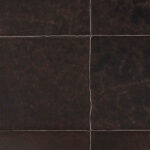 Donkerbruin Arte Les Cuirs Aspect 33550 behang met een lederlook en zichtbare stiknaden.