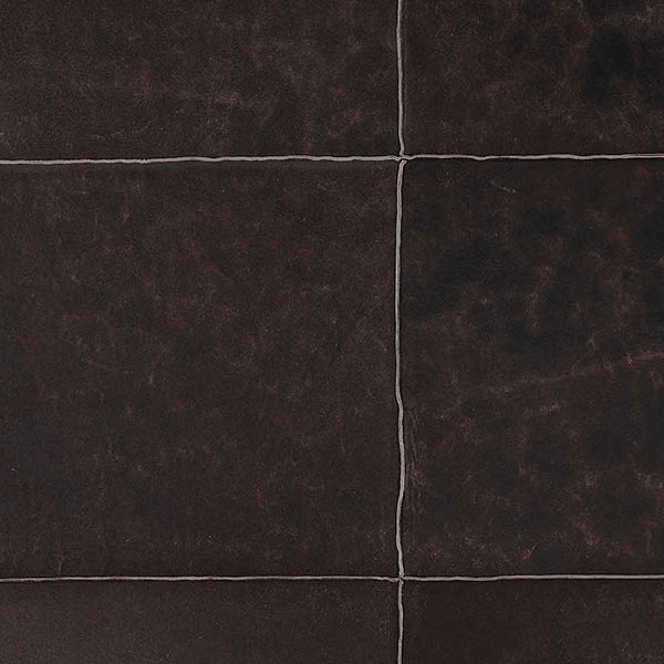 Donkerbruin Arte Les Cuirs Aspect 33550 behang met een lederlook en zichtbare stiknaden.