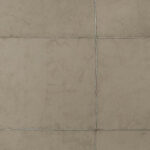 Behang met een lederlook in taupe kleur en decoratief gestikte naden uit de Arte Les Cuirs Aspect-collectie.