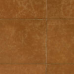 Bruin behang met leerlook en zichtbare naden uit de Arte Les Cuirs Aspect 33555 collectie.