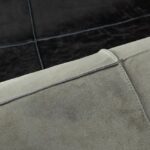 Detailopname van Arte-behang Les Cuirs Aspect met een lederen textuur en zichtbare stiksels.