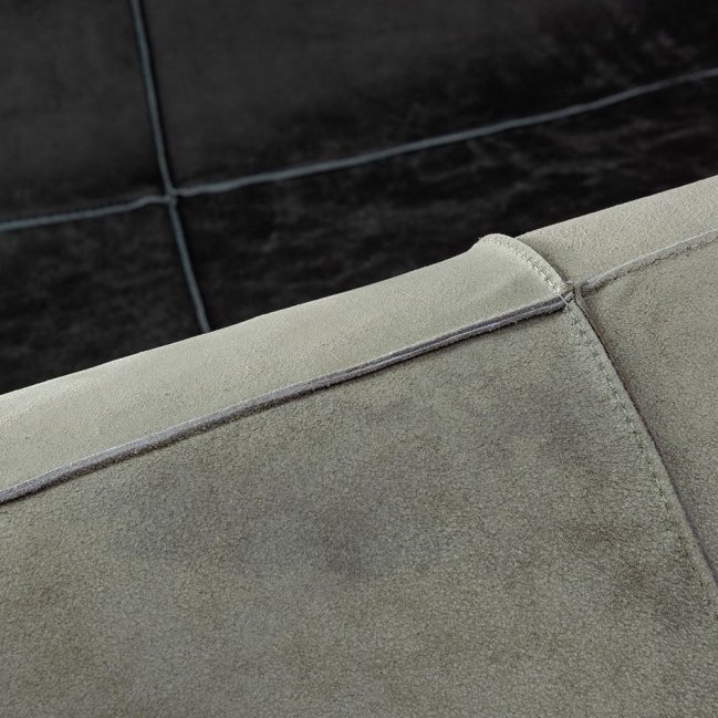 Detailopname van Arte-behang Les Cuirs Aspect met een lederen textuur en zichtbare stiksels.