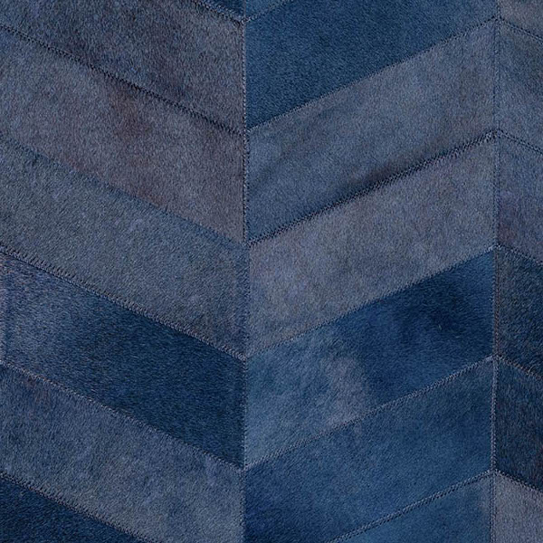 Blauw Arte-behang uit de Les Cuirs Montage-collectie met een patroon van chevronvormige lederen vlakken.