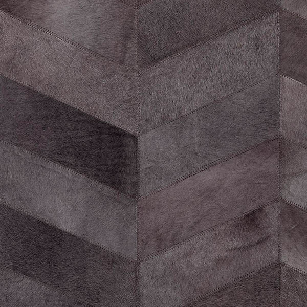 Grijs Arte-behang Les Cuirs Montage met een patroon van in elkaar grijpende, zachte lederen vlakken in visgraatmotief.