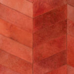 Detail van Arte-behang Les Cuirs Montage in roodbruine leren visgraatpatronen.
