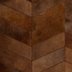 Bruin Arte-behang uit de Les Cuirs-collectie met een luxueuze leren patchworkstructuur in visgraatmotief.