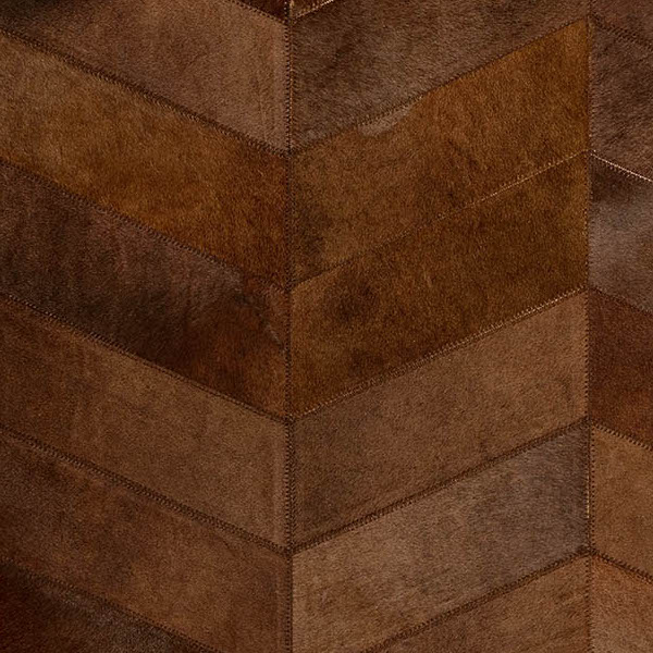 Bruin Arte-behang uit de Les Cuirs-collectie met een luxueuze leren patchworkstructuur in visgraatmotief.