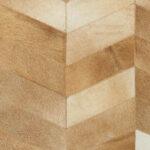 Bruin en beige Arte-behang uit de Les Cuirs-serie met een geometrisch patroon van leren stroken.
