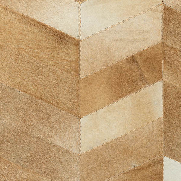 Bruin en beige Arte-behang uit de Les Cuirs-serie met een geometrisch patroon van leren stroken.