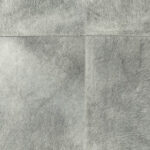 Grijs Arte-behang uit de Les Cuirs Rectangle-collectie met een subtiele ledertextuur en zichtbare naden.