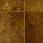 Detail van het Arte behang Les Cuirs Rectangle 33502 met een warme, lederachtige textuur en zichtbare stiknaden.