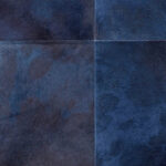 Donkerblauw Arte Les Cuirs Rectangle 33504 behang met een patroon van rechthoekige lederen vlakken en zichtbare stiknaden.
