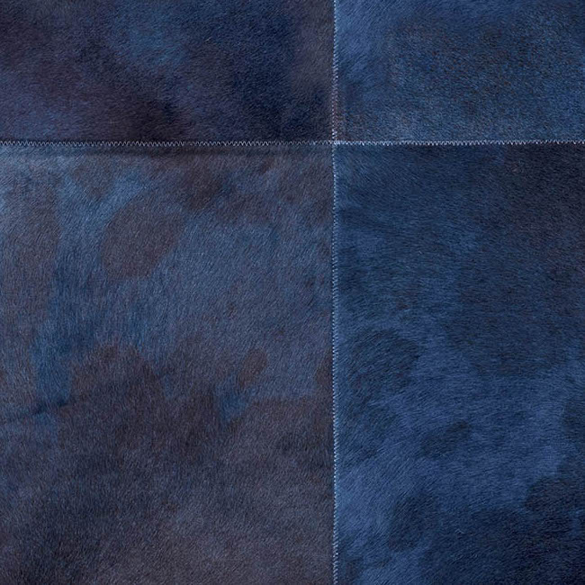Donkerblauw Arte Les Cuirs Rectangle 33504 behang met een patroon van rechthoekige lederen vlakken en zichtbare stiknaden.