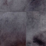 Grijs Arte-behang Les Cuirs Rectangle 33506 met een lederlook patchworkpatroon.