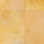 Detail van Arte behang Les Cuirs Rectangle 33508 met een patroon van lichtbruin leren tegels met zichtbare stiknaden.