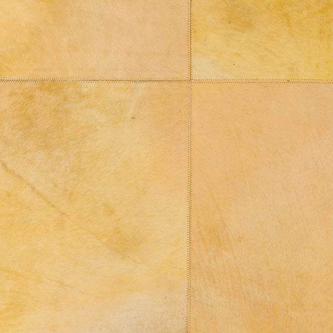 Detail van Arte behang Les Cuirs Rectangle 33508 met een patroon van lichtbruin leren tegels met zichtbare stiknaden.