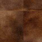 Close-up van het Arte-behang Les Cuirs Rectangle 33510 met een lederlook in warme bruintinten.