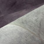 Close-up van Arte behang uit de Les Cuirs Rectangle-collectie met zichtbare textuur en stiknaad in lederlook.