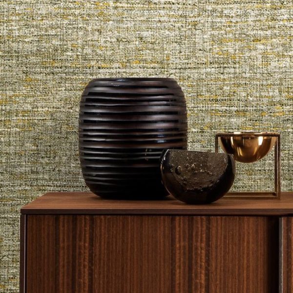 Donker keramisch decor, gouden schaal en halve steenobject op houten kast met Arte-behang Lino Aspero op de achtergrond.