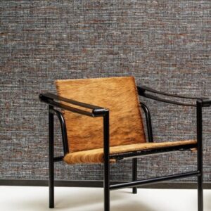 Designstoel met lederen zitting en rugleuning voor een wand met Arte-behang Lino Aspero.