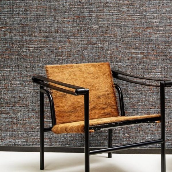Designstoel met lederen zitting en rugleuning voor een wand met Arte-behang Lino Aspero.