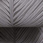 Close-up van Arte-behang Mansoon Itaya met een reliëf van gestileerde grijze bladpatronen.