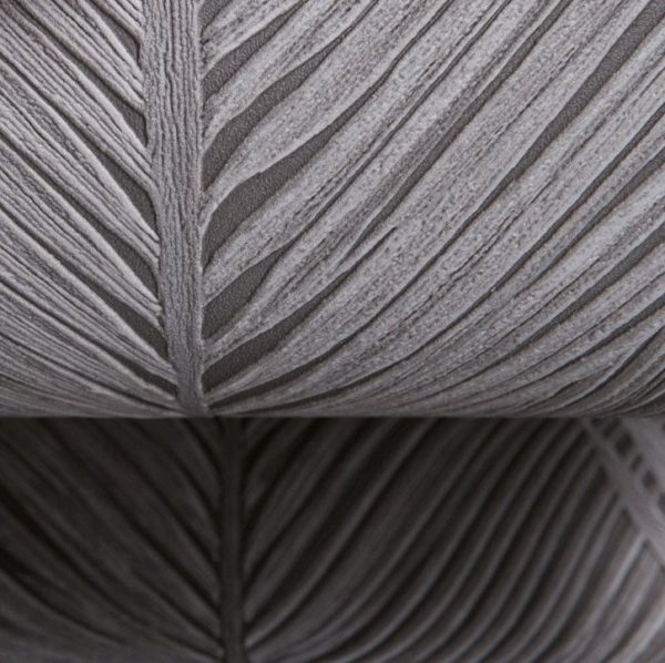 Close-up van Arte-behang Mansoon Itaya met een reliëf van gestileerde grijze bladpatronen.