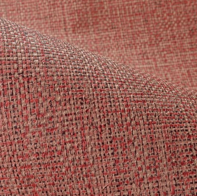 Detail van het Arte Nongo behang uit de Gitane collectie met een geweven textuur in rood- en bruintinten.